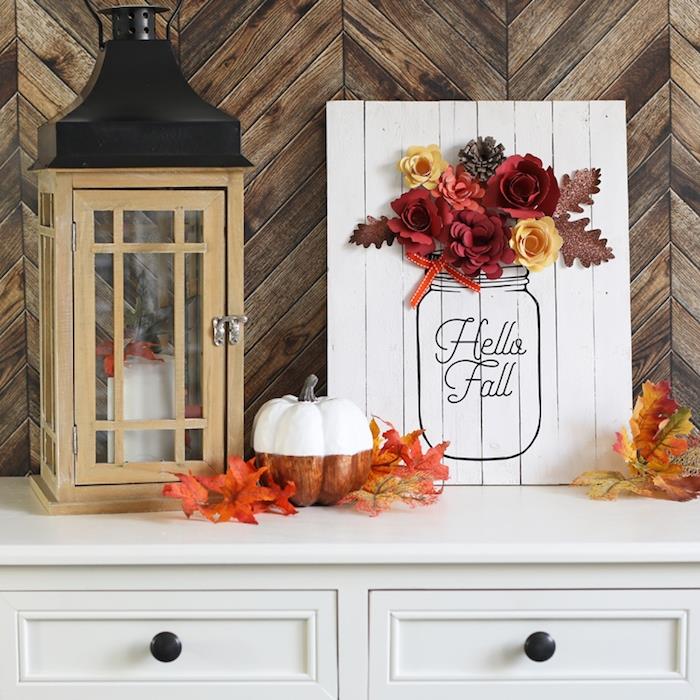 Pozdravljena jesen, izvirna jesenska deko ideja v beljeni leseni deski z obliko kozarca in šopkom papirnatega cvetja, deko odpadlim listjem in bučami, okrasna vintage luč