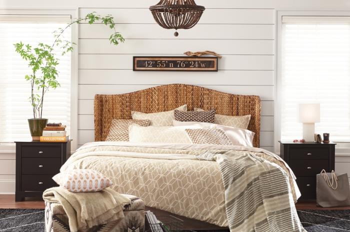 yatak odası için duvar kaplama fikri, ahşap mobilyalı beyaz bir yatak odasında rustik iç tasarım
