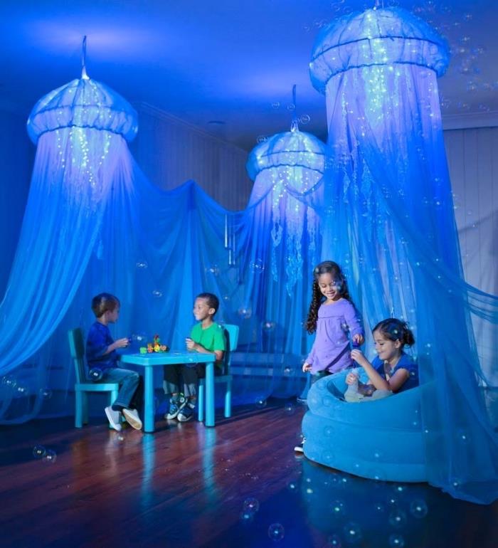 kar kraliçesi yatak odası, açık mavi küçük masa ve sandalyeler, gölgelik dekorasyonu ve açık çelenkler
