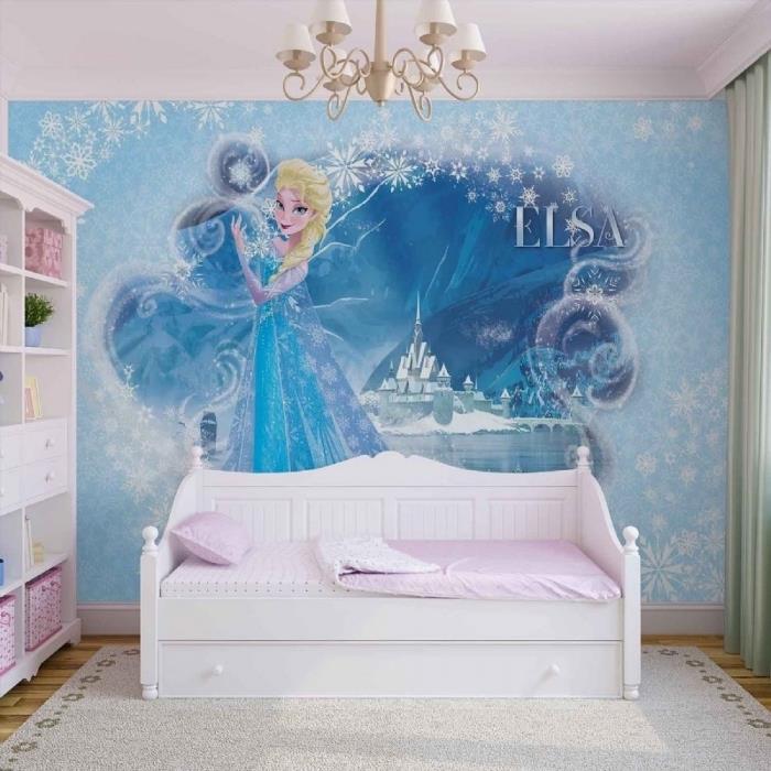 kız yatak odası dekoru, uzun yeşil perdeler, beyaz tavan ve ahşap zemin, Elsa tasarım duvar sticker
