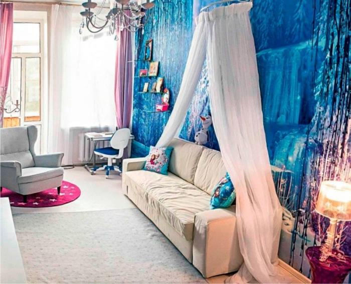 iç boyama, uzun pembe perdeli büyük pencere, bej sayvanlı kanepe, Elsa ve Anna tasarımlı dekoratif kırlentler