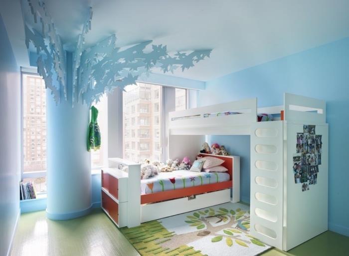 dekorasyon fikirleri, açık mavi duvarlı ve yeşil tavanlı çocuk odası, laleli açık mavi yatak örtüsü