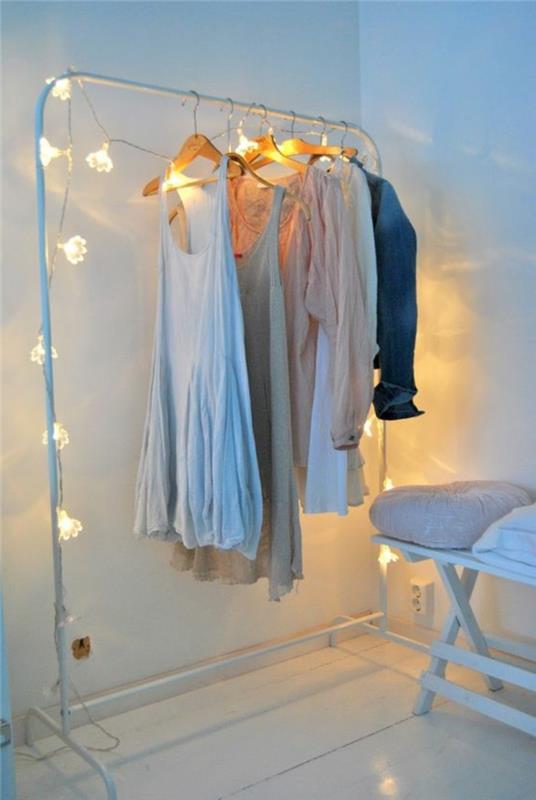 romantiškas-deko-suaugusiųjų miegamasis-gerai dekoruotas -šviesos girliandos lempomis