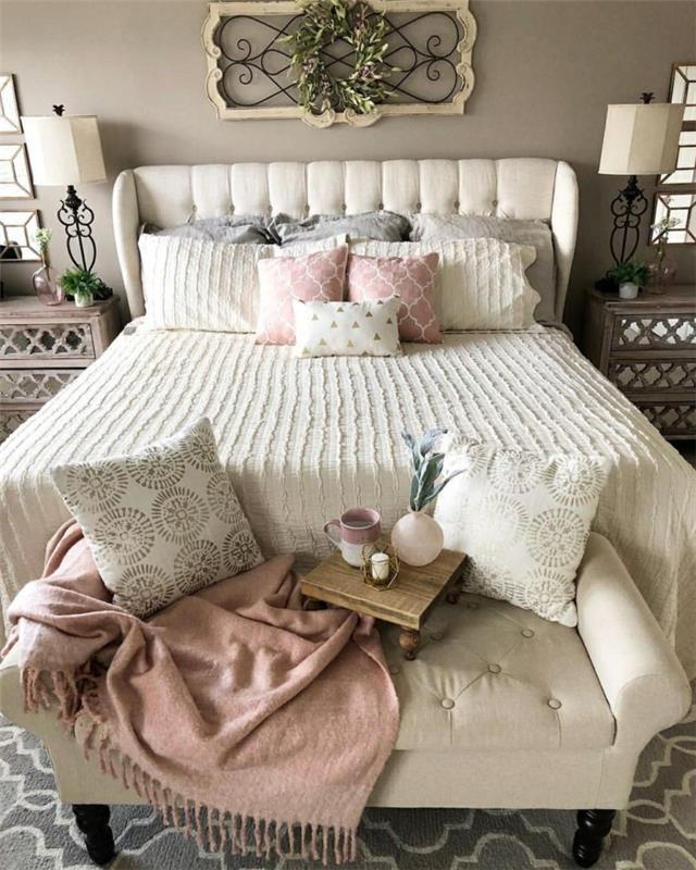 modern yatak odası dekorasyonu, gri ve beyaz yatak odası dekorasyonu, açık renklerde minderler, eski komodinler