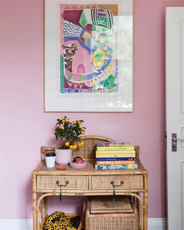 yatak odası boyama fikirleri, pembe duvarlı bir kadının yatak odasını ahşap mobilyalar ve bitki lifleriyle nasıl dekore edersiniz
