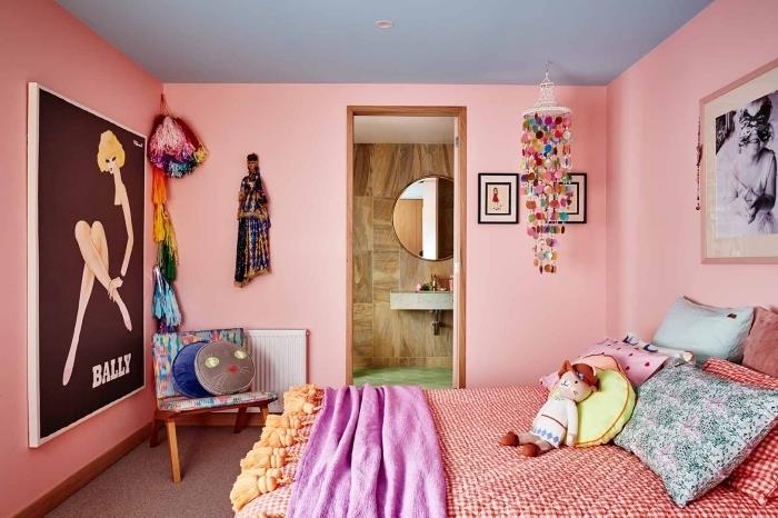 açık gri tavanlı, ahşap mobilyalı ve çok renkli aksesuarlara sahip pudra pembesi yatak odası örneği, kız yatak odası dekorasyon fikri