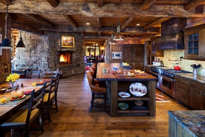 notranjost lesene kabine z odprto kuhinjo do jedilnice s stropom iz masivnega lesa