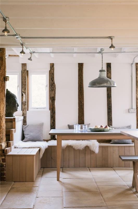 primer bele in lesene kuhinje, opremljene v prijetnem slogu s stensko dekoracijo iz temnih lesenih tramov in bež talnih ploščic
