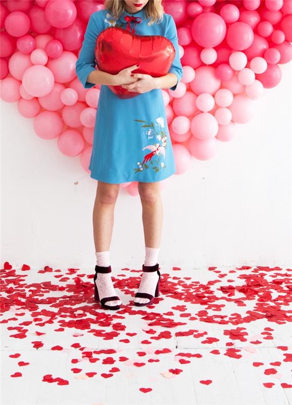 Kendinizi kalp şeklinde bir balon tutan mavi elbiseli bir kadın yapmak için Sevgililer Günü dekoru