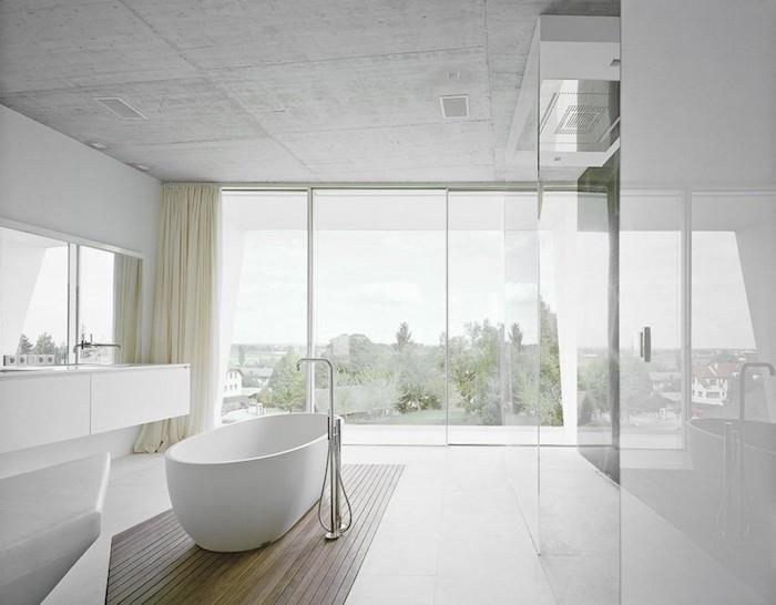 modern banyo, beyaz fayans, cam duvar, uzun şampanya perdeleri, büyük boy pencereler