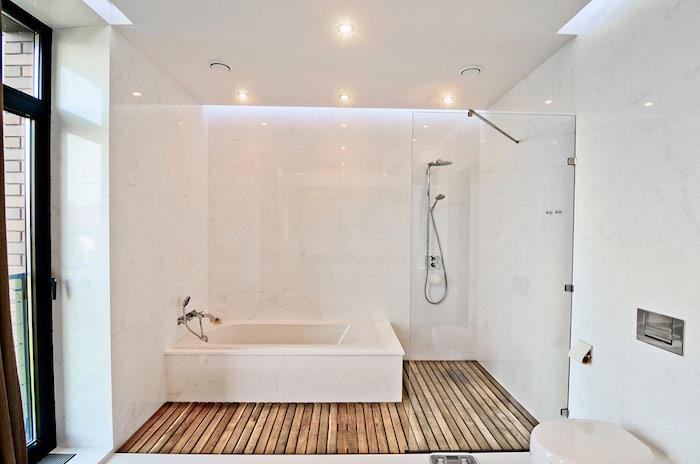 modern banyo, ahşap zemin, beyaz klozet, tezgah duvarları, asma tavan, led aydınlatma