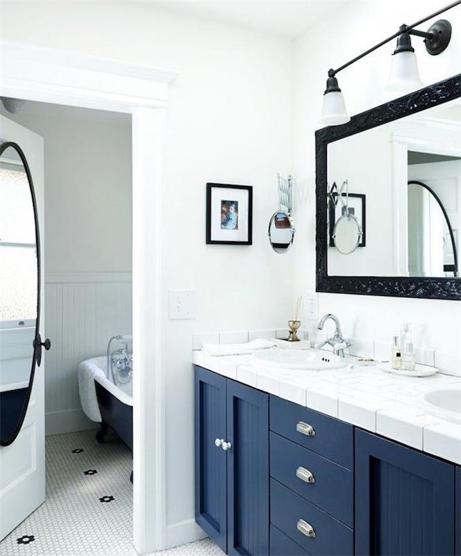 eleganten model kopalnice v beli in pantone modri barvi, bela ploščica s ploščicami, ogledalo s črnim okvirjem, zrcalna osvetlitev, bele stene