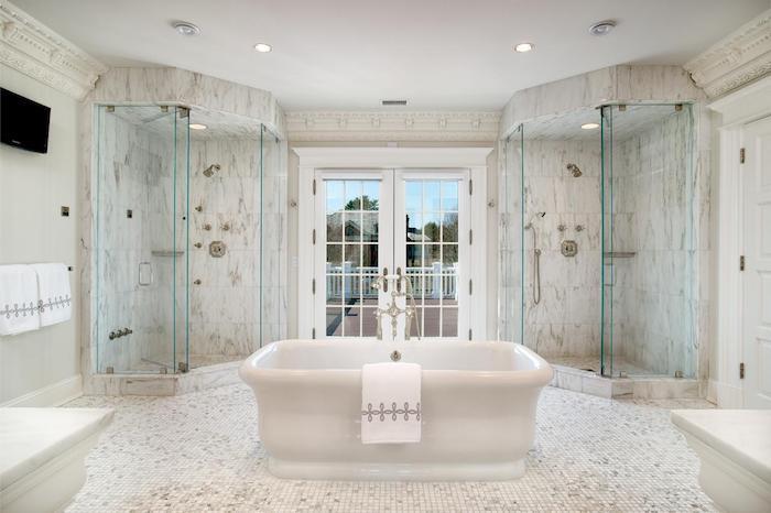 modern banyo, cam duvar, mermer döşeme, beyaz küvet, beyaz havlu