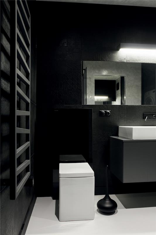 modern banyo, dekoratif ahşap merdiven, siyah duvarlar, erkeksi atmosfer, dikdörtgen ayna