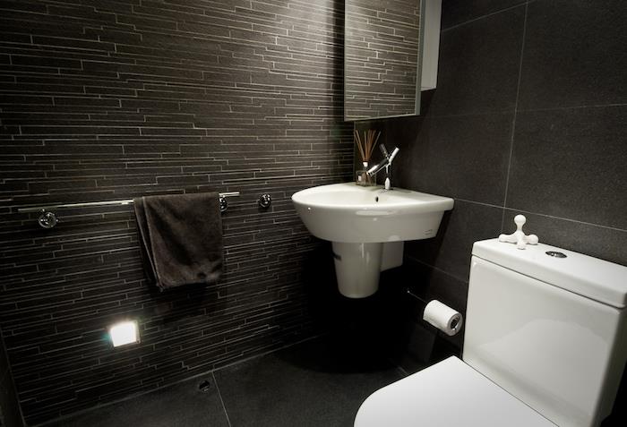 tasarım banyo, siyah havlu, koyu gri duvar, çelik musluk, beyaz klozet