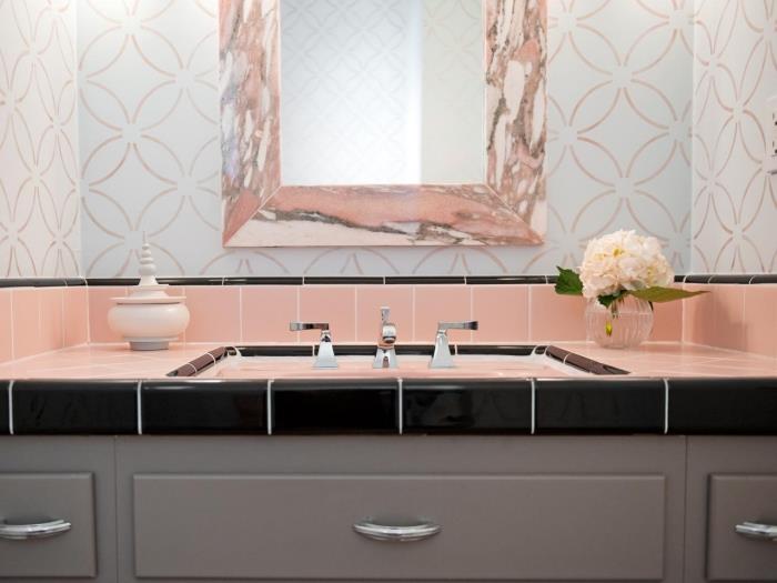 modernus interjeras su vonios kambariu su koralų ir rožinės spalvos plytelėmis, prabangaus veidrodžio modelis su rožinio marmuro dizainu