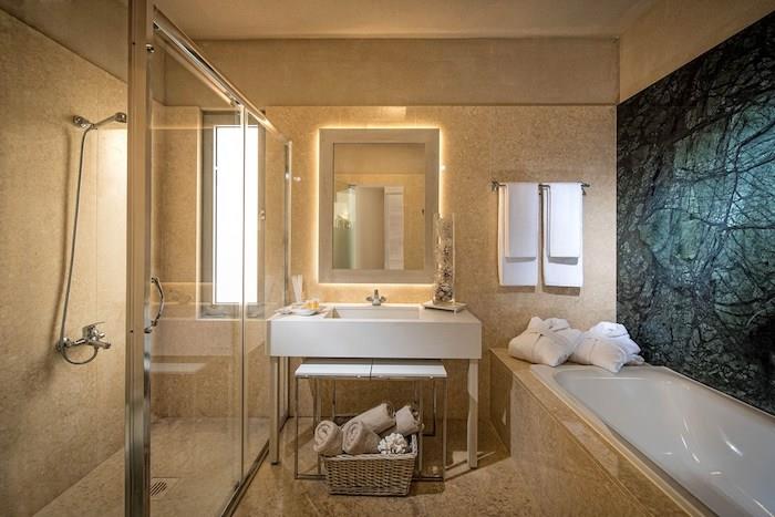 modern banyo, nötr renkler, bej havlu, metalik havlu askısı, İtalyan duşu