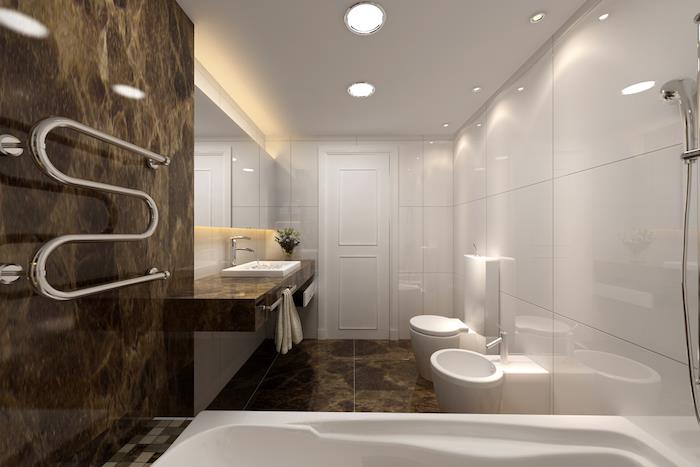 modern banyo, havlu askısı, beyaz küvet, beyaz duvarlar, beyaz tavan, büyük ayna