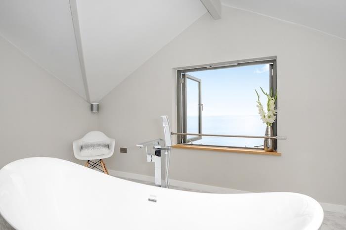 modern banyo, yokuşun altındaki oda, ahşap ayaklı küçük beyaz sandalye, beyaz çiçekler