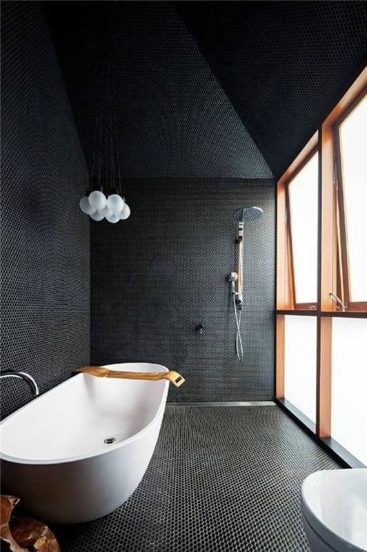 kopalnica 4 m2, majhna kopalnica s kadjo, model kopalniških ploščic, ovalna kad, črne stene in strop, beli umivalnik