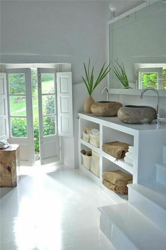küçük banyo dekorasyonu, zen banyo dekorasyonu, banyo fikirleri, beyaz banyo mobilyaları, beyaz çerçeveli kapılar, beyaz merdivenler