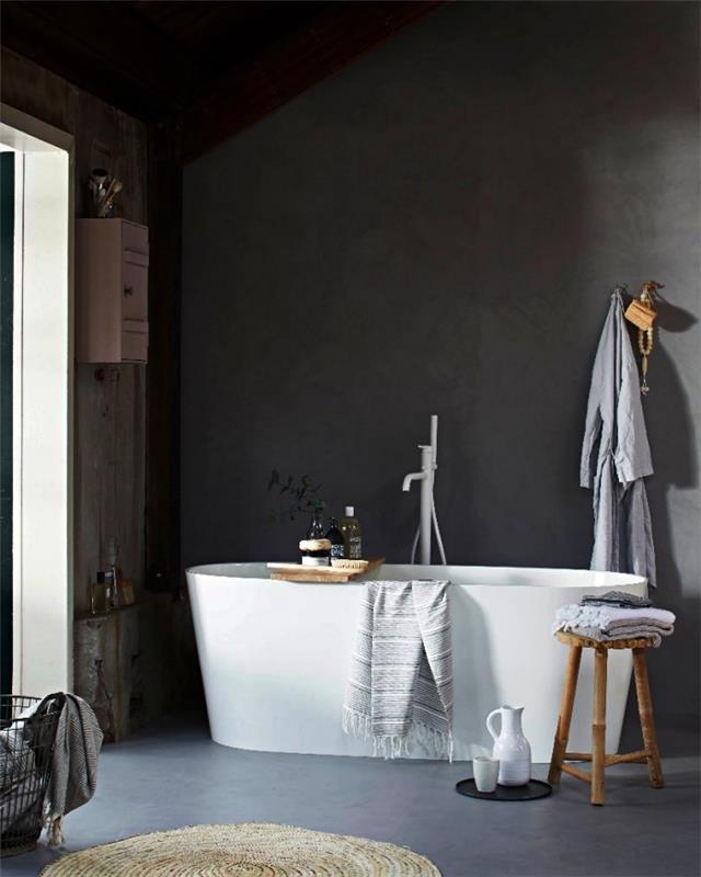 Zen kopalniški dekor v sivi barvi s sodobno samostojno kadjo, ogreto z nekaterimi poudarki iz naravnega lesa