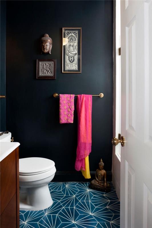 mažos vonios dizaino idėja su zen dekoru su Budos objektais, juodi sienų dažai vonios kambariui