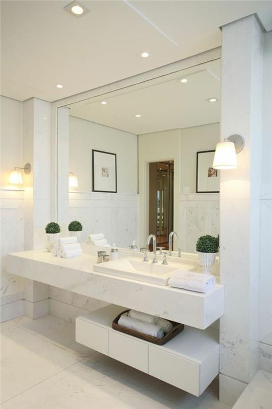 Zen kopalniški dekor, model kopalnice, bela kopalnica, bela viseča omara, majhna kopalniška dekoracija, strop z okroglimi lučmi za osvetlitev telesa, tla prekrita z belim marmorjem