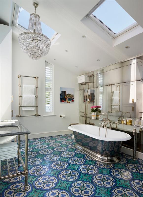 modernus vonios kambarys su prašmatniais akcentais plieno grindų cemento plytelių vonios kambaryje