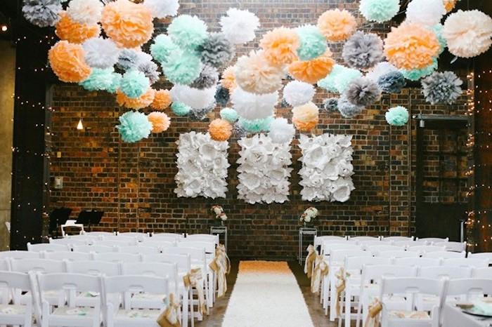dekor za poročno sobo, pisano cvetje iz papirnatega papirja, oranžna, modra, bela in siva, beli stoli, opečni zidni okraski iz belega papirja