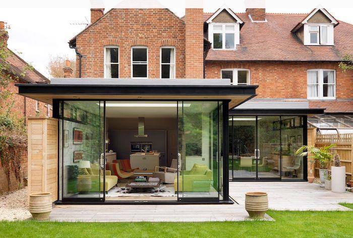 virtuvė, atvira svetainei, sukurti šiuolaikišką namo pratęsimą medinėje terasoje šalia angliško beržinio namo