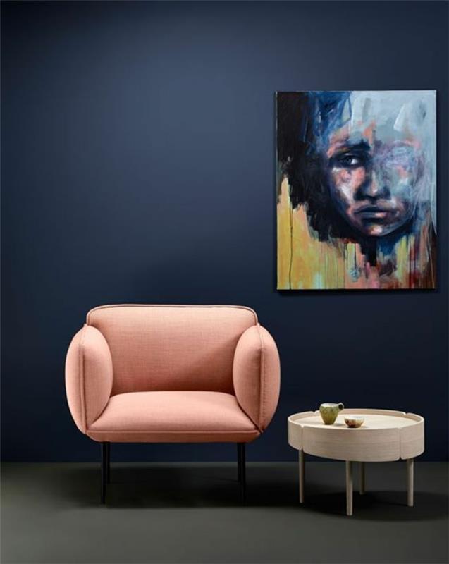 cijan modra sivo modra barva na steni s prašno rožnato omarico in okroglo mizico v krem ​​beli barvi