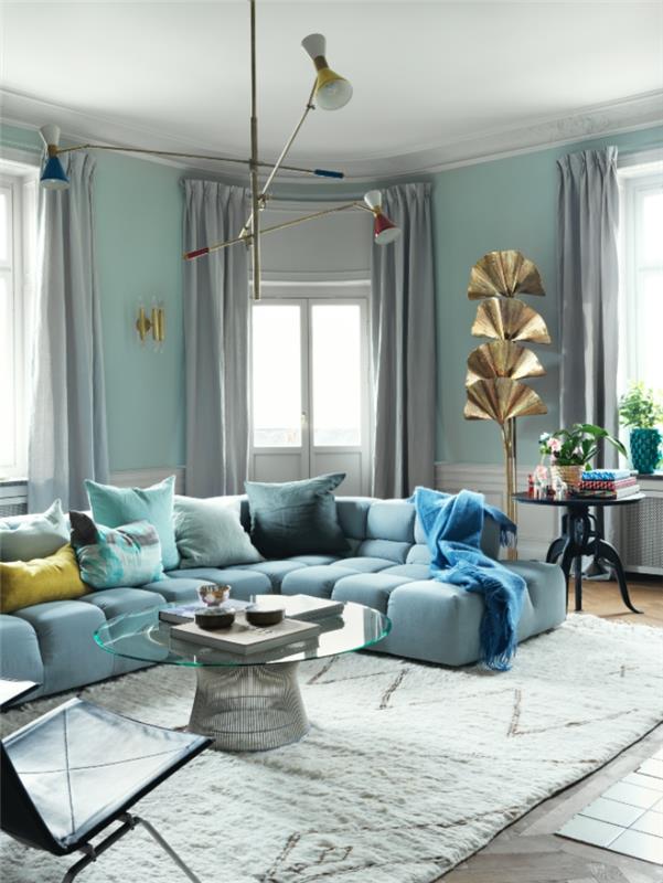 duvarlardaki nüansları ve tasarım oturma odasının şehvetli tekstilleri aracılığıyla reddeden ördek mavisi oturma odası dekoru