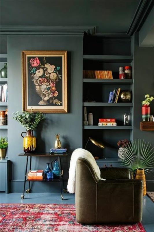 anties mėlynos spalvos svetainės dekoras, įmontuota lentyna su knygomis ir dekoratyviniais daiktais
