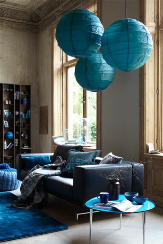 anties mėlynos spalvos svetainės dekoras, kiniški žibintai, moderni sofa, lentyna stulpeliams