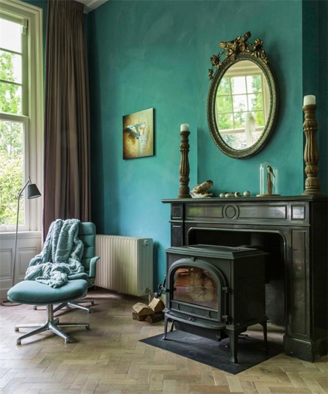 pač modra dekoracija dnevne sobe, stena iz nafte, retro črni kamin, svetel parket, nebesno modri vrtljivi stol, rjava zavesa, baročno ogledalo