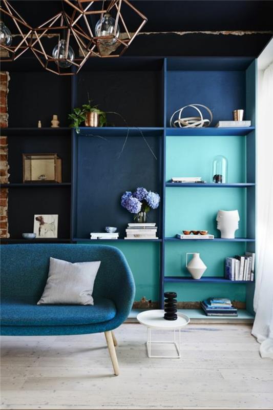 anties mėlynos svetainės dekoras, anties mėlyna knygų spinta ir mėlyna sofa