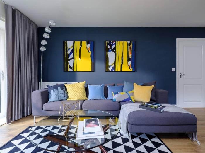 şık ve modern bir atmosfer için salon duvarının rengi ne, sarı dokunuşlarla uyanan lacivert tonlarında oturma odası