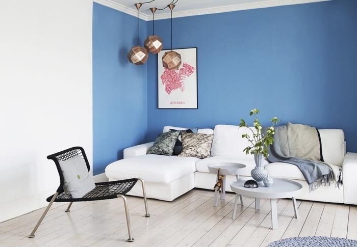 çağdaş bir geometrik işleme için iki tonlu duvarlara sahip mavi ve beyaz oturma odası dekoru