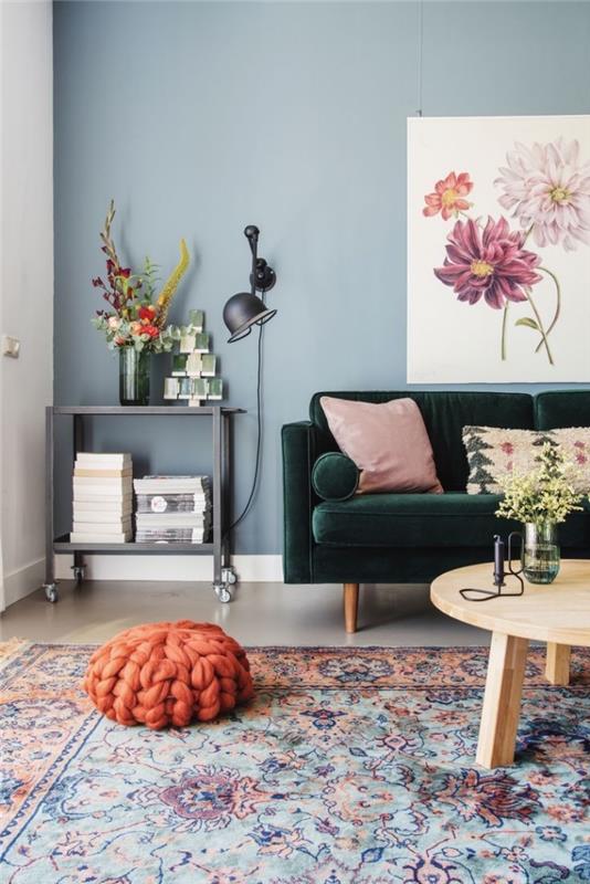mavi oturma odası dekoru bohem şık ve vintage ruh, pembe, yeşil ve turuncu dokunuşlarla yüceltilmiş mavimsi gri duvar