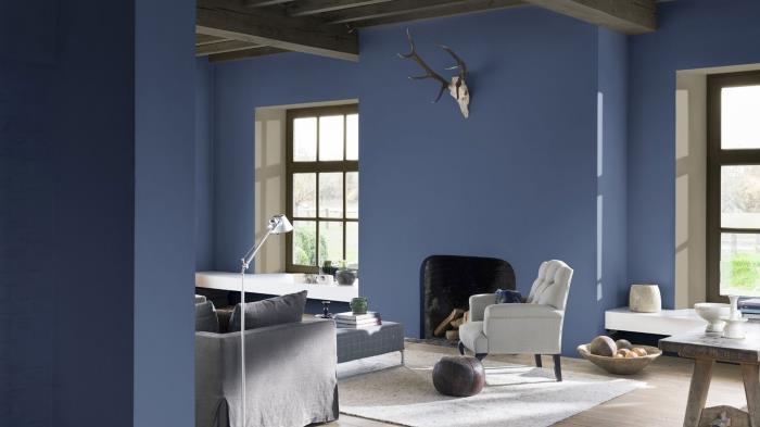 açık kirişli çivit mavisi oturma odası dekoru