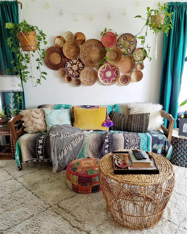 bohem oturma odası dekor rattan masa beyaz suni kürk halı kanepe dekoratif minderler ekose saçaklar asılı bitki