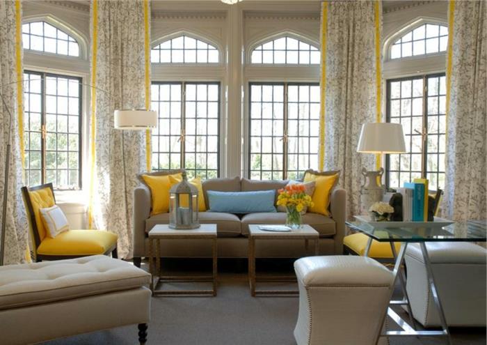 šiuolaikiškas svetainės dekoras, šviesiai tamsiai mėlyna svetainė, prancūziški langai ir geltonos dekoratyvinės pagalvėlės