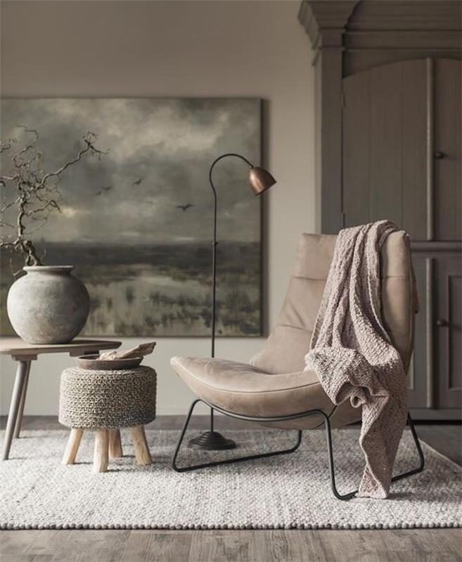 taupe omarica in stena, stol, lahka preproga in odeja, lesena miza in pleteni stolček