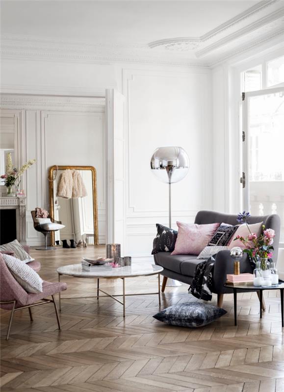 deko idėja gyvenamajame kambaryje su baltomis sienomis su pilka sofa ir pudra rožine foteliu, auksinio veidrodžio modelis
