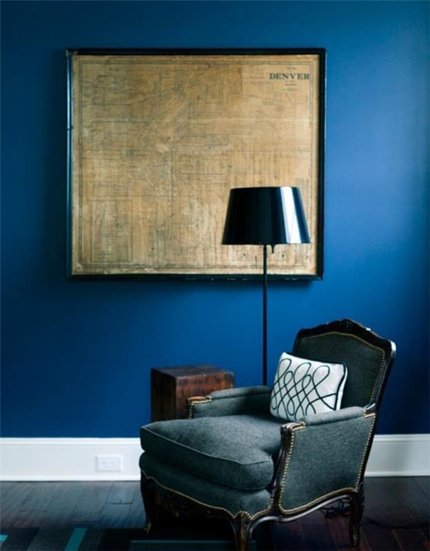 deco-salon-indigo-barva-in-mornarsko-modra-vintage-fotelj-design-svetilka-parket-les-barva-temno