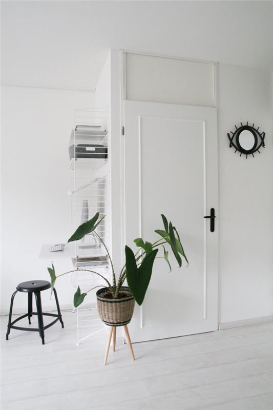 minimalistinis ir vienspalvis interjeras, kuriame durys yra elegantiškos, paprasčiausiai sumontuojant dekoratyvinius bagetus ir juodą rankeną, dekoratyvinis durų lipdukas lengvam perdirbimui