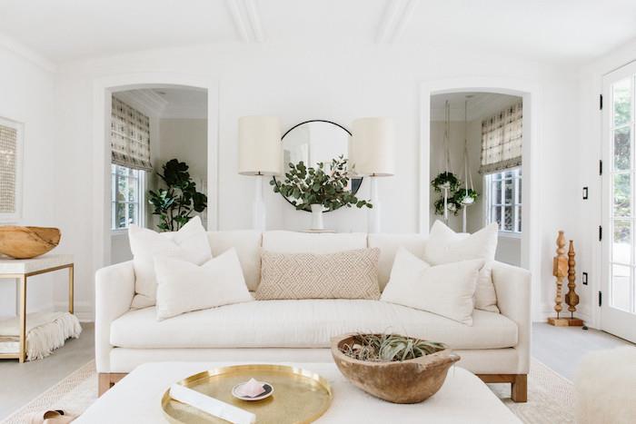 beyaz oturma odası dekor fikri, beyaz duvar, beyaz kanepe ve masa, gri halı ve minder, İskandinav oturma odası