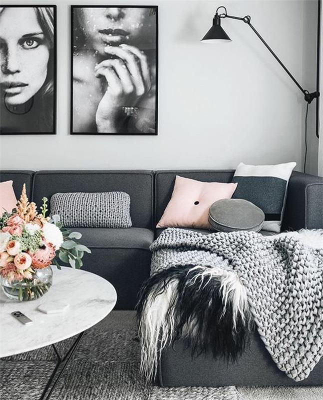 sodoben dekor dnevne sobe, fotografije žensk v črno -beli barvi, okrogla miza, bela okrogla miza s cvetličnim okrasjem
