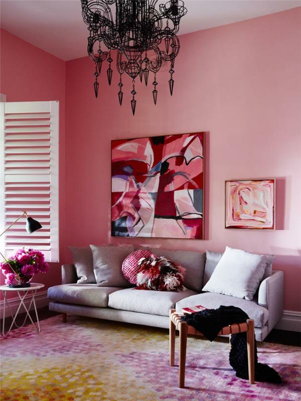 slika, originalna stropna svetilka, siva zofa, roza stena, bela mizica, starinsko okno, večbarvna preproga